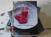 TILBUD: Falling Cloudberries - af Tessa Kiros